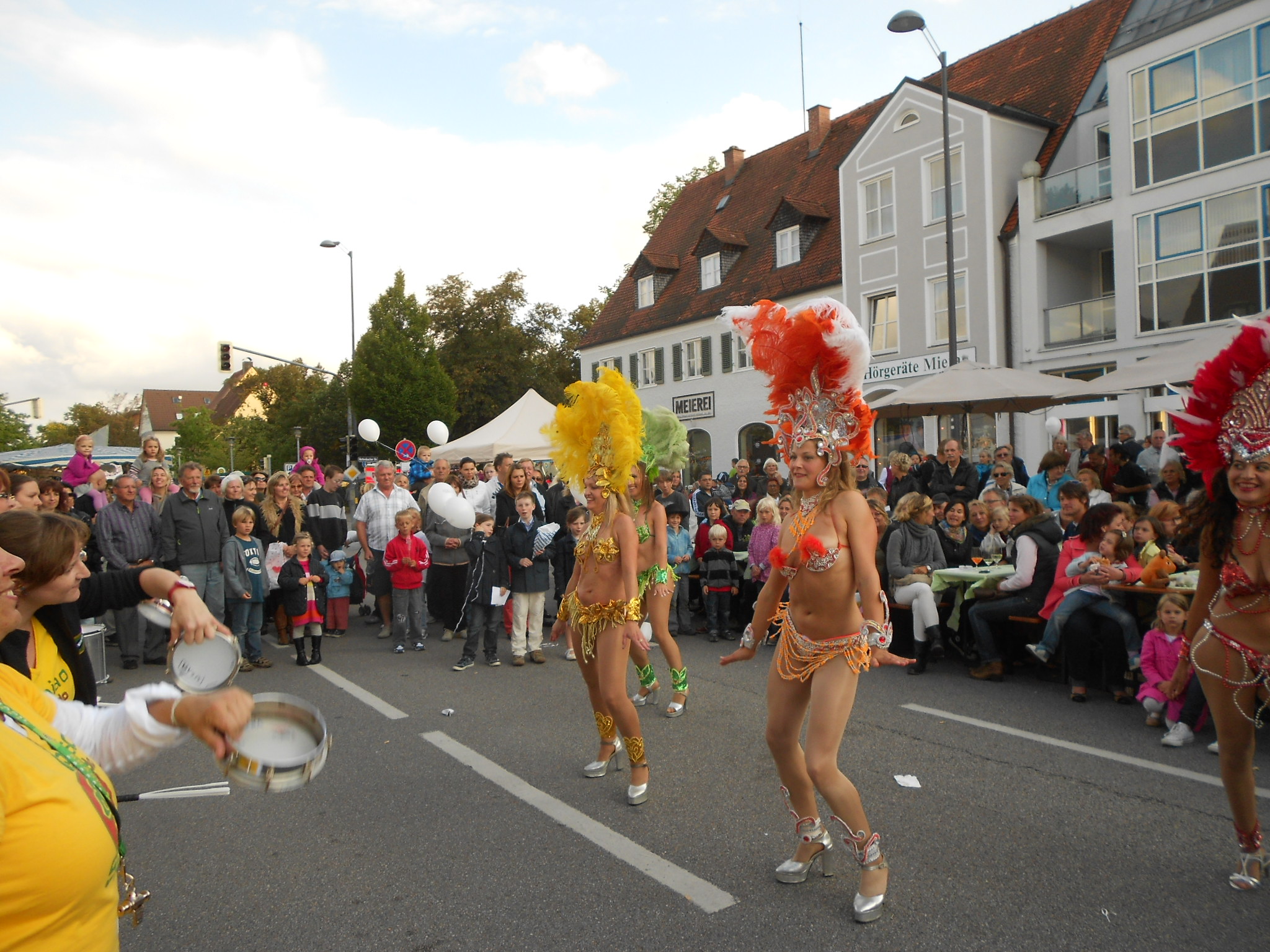 Tänzerinnen der Fuego Dance Company mit original Rio-Kostümen