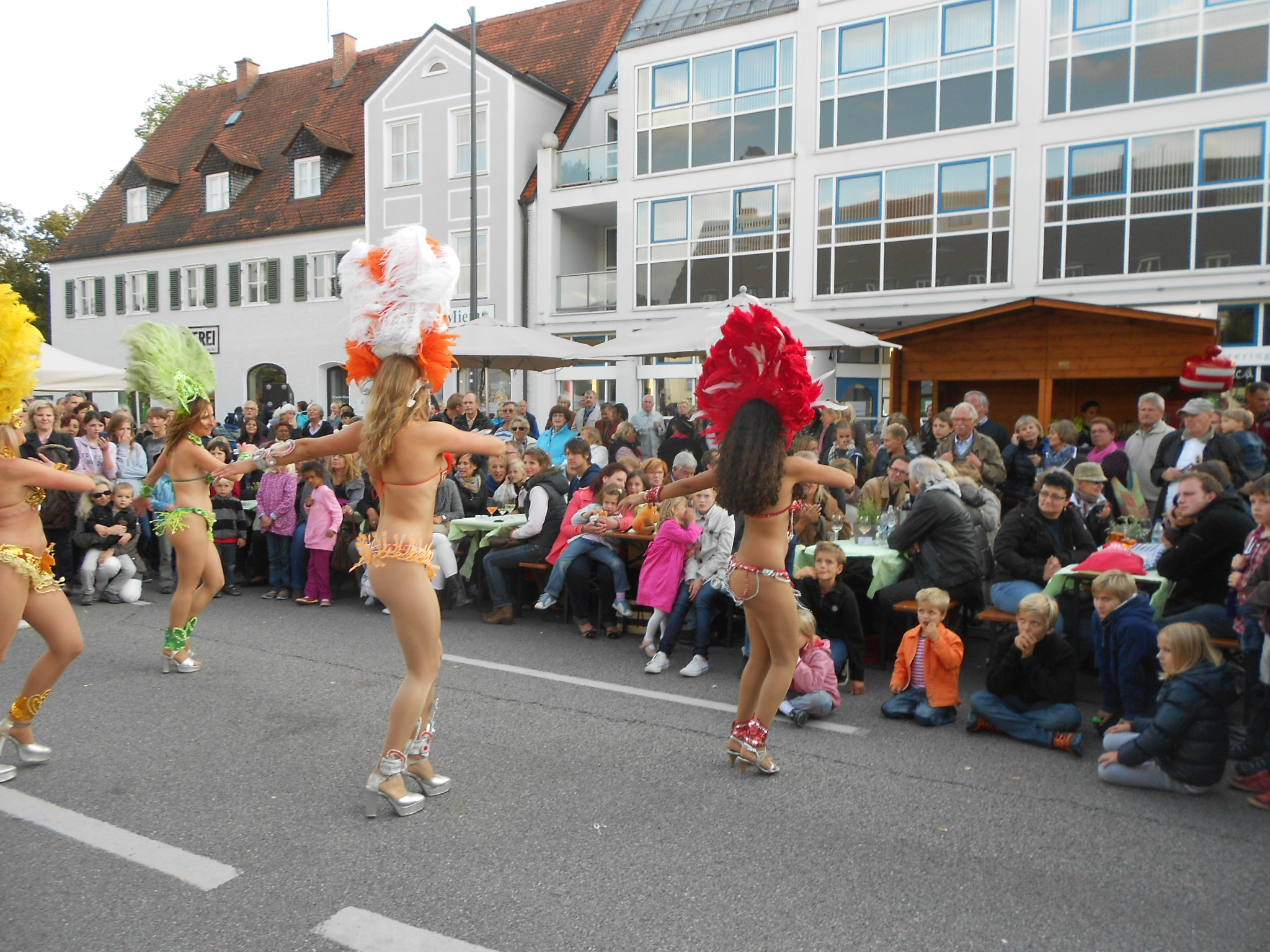 Tänzerinnen der Fuego Dance Company mit original Rio-Kostümen