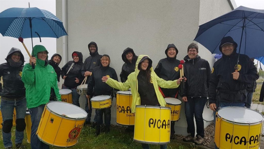 Pica-Pau M-net-Firmenauf im Regen