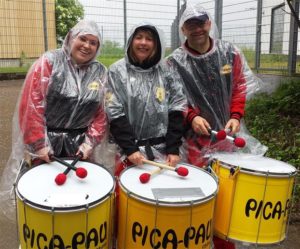 Plasitk-Regenmäntel beim Sambaspielen