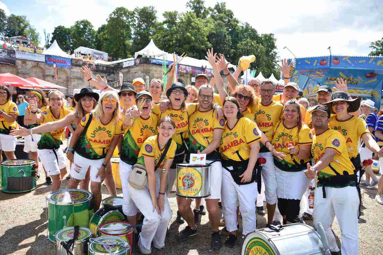 União do Samba l Weltrekordversuch Menschenring  auf dem Rathausplatz Augsburg